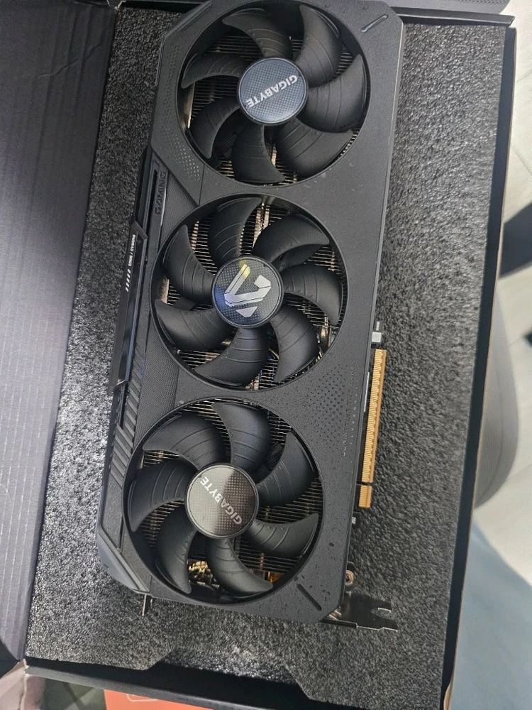 라데온 RX 9070 XT 그래픽카드 이미지