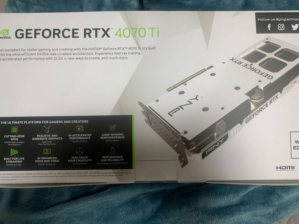 RTX 4070Ti 그래픽카드 화이트 에디션 이미지