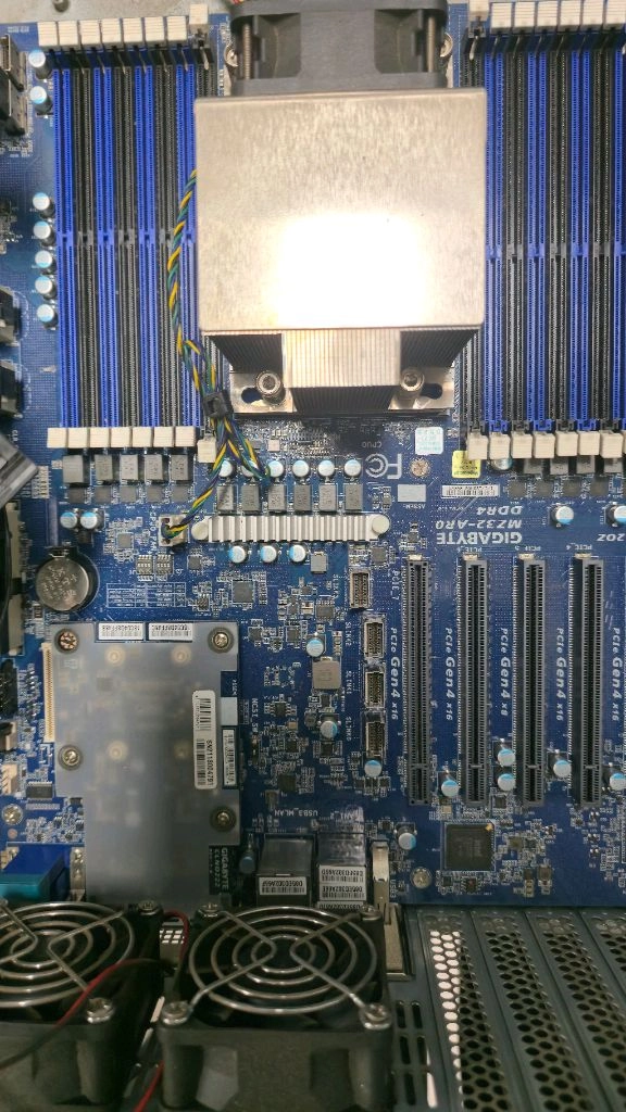 에픽 EPYC 7302P MZ32-AR0 CLN0222 이미지