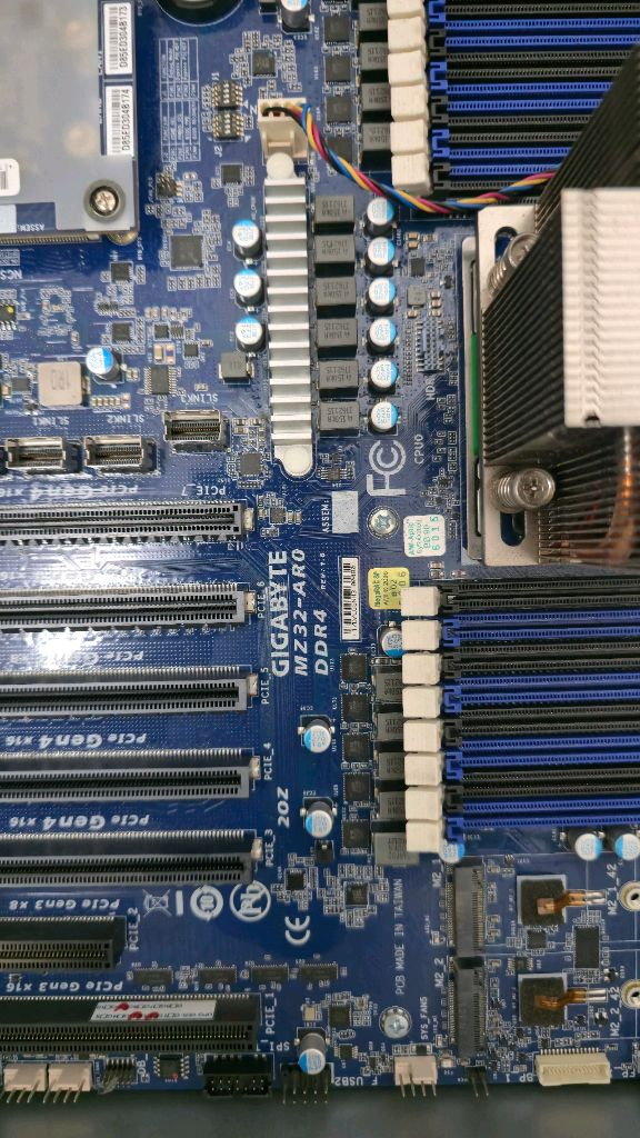EPYC 7261 CPU 쿨러 MZ32-AR0 CLN0222 1250W 이미지