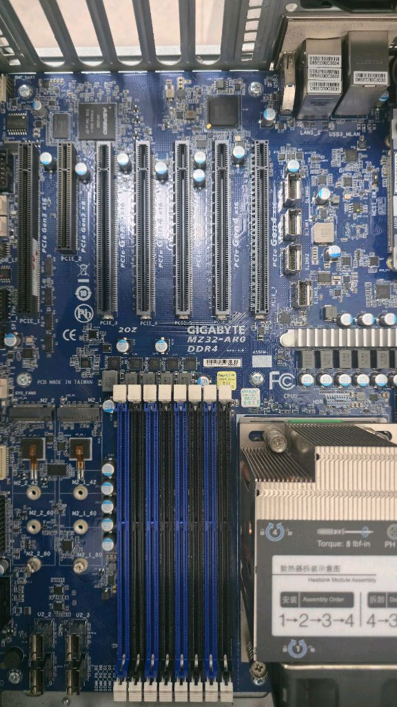 EPYC 7352 24코어 48쓰레드 CPU 쿨러 MZ32-AR0 CLN0222 1250W 이미지