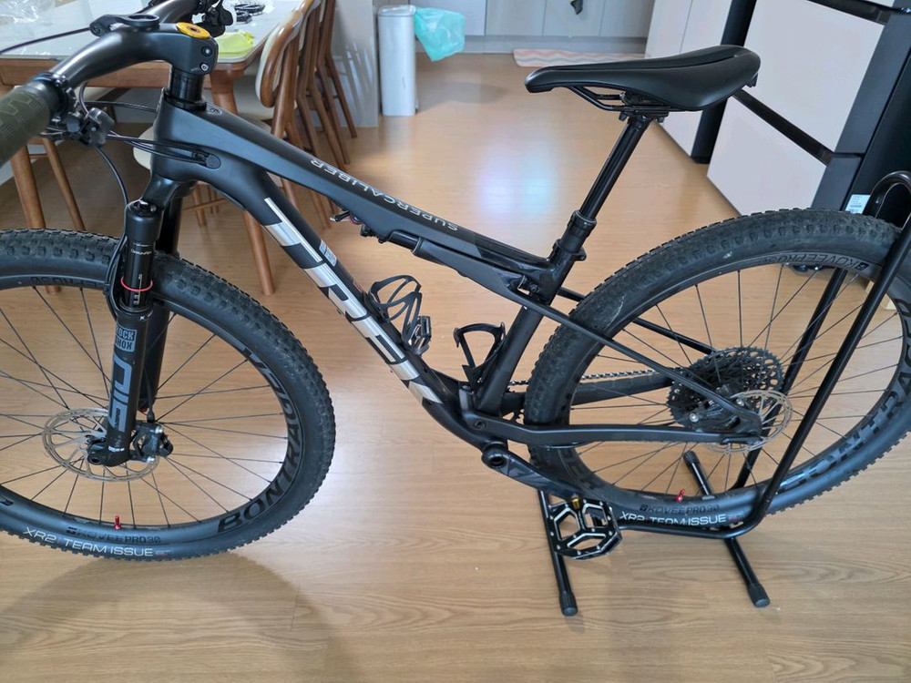 트렉 슈퍼칼리버 9.8 AXS MTB 자전거 이미지