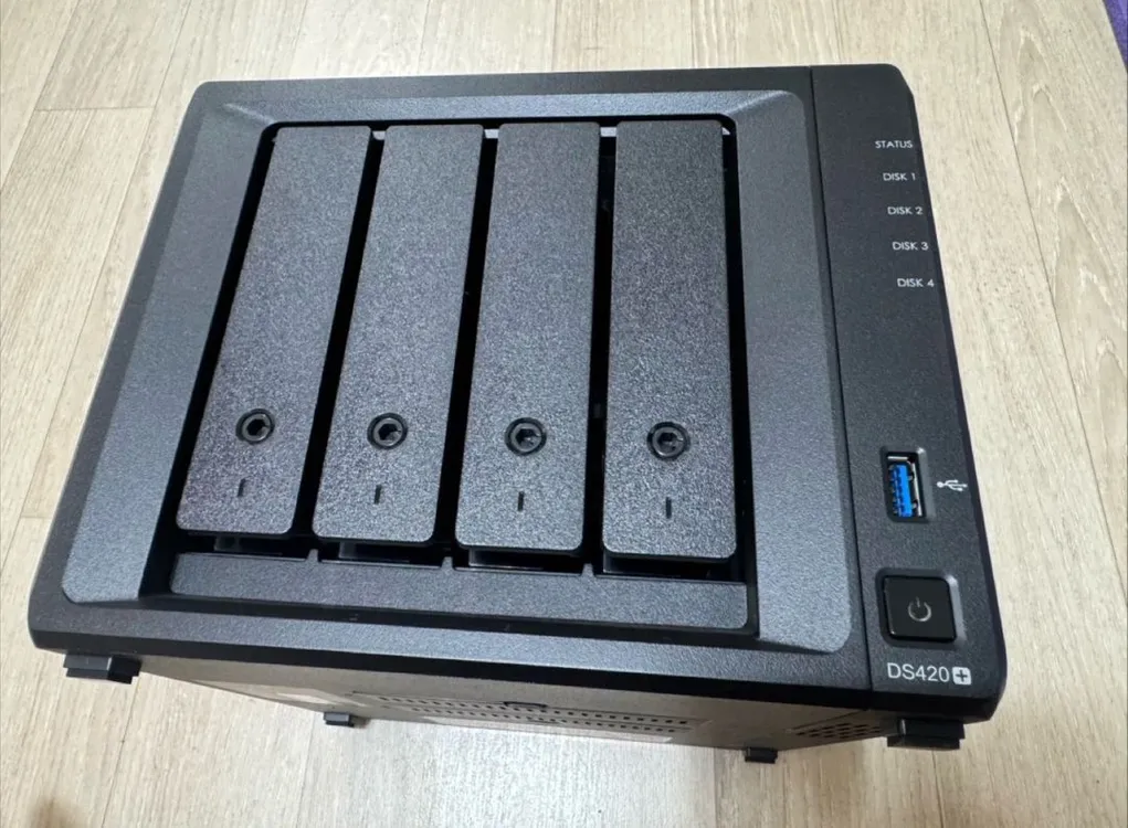 시놀로지 DS420+ 4베이 32TB NAS + 씨게이트 아이언울프 프로 8TB HDD 4개 세트 이미지
