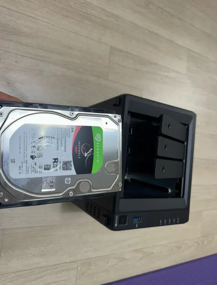 시놀로지 DS420+ 4베이 32TB NAS + 씨게이트 아이언울프 프로 8TB HDD 4개 세트 이미지
