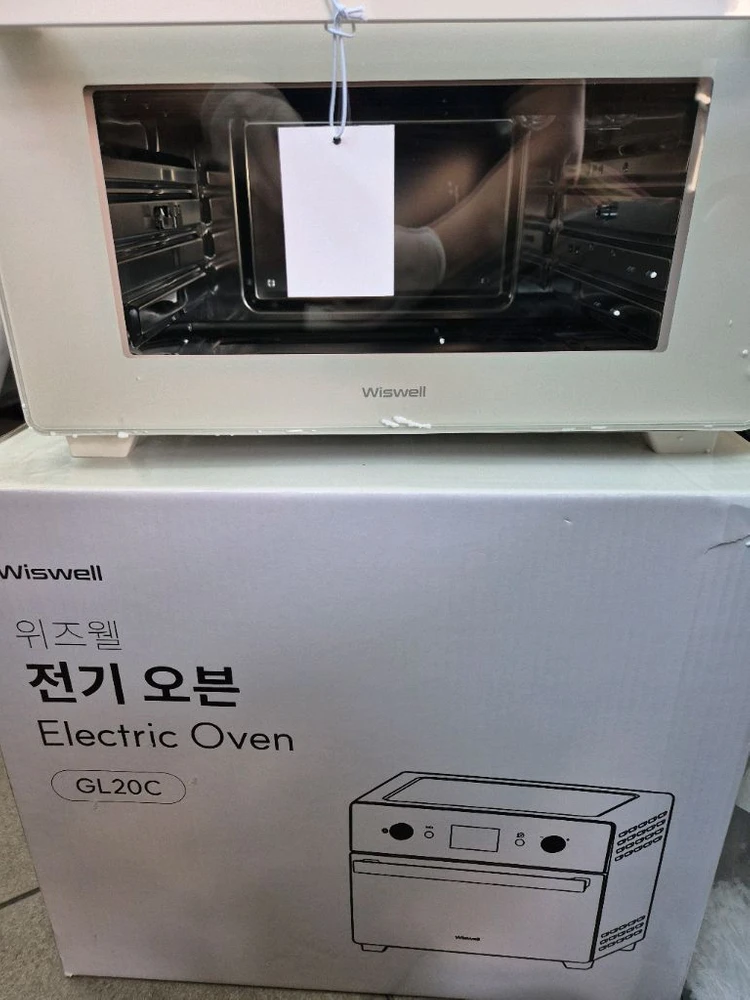 깔끔한 화이트 색상의 위즈웰 전기오븐 GL20C입니다. 이미지