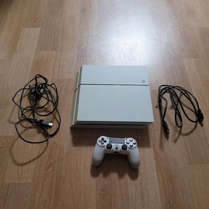화이트 PS4 본체500gb + 듀얼쇼크 + 게임 1개 판매합니다 이미지