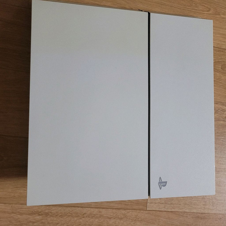 화이트 PS4 본체500gb + 듀얼쇼크 + 게임 1개 판매합니다 이미지