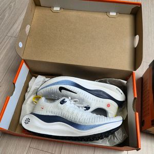 나이키 인피니티런4 새상품급 255 이미지