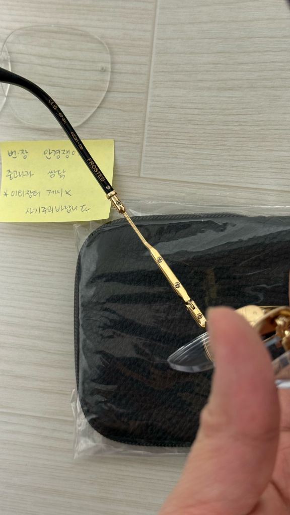 크롬하츠 FROSTED E49 골드블랙 안경 판매합니다 이미지