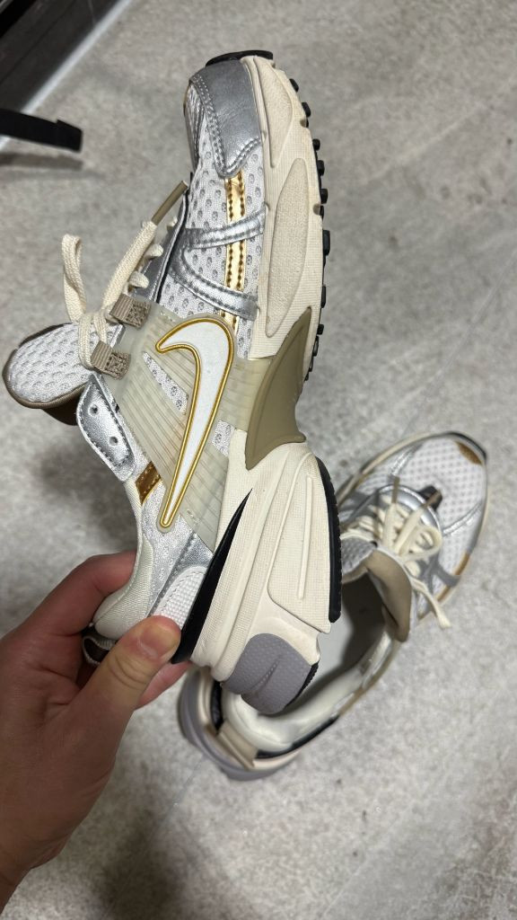 나이키 V2K 런 서밋 화이트 실버 235 이미지