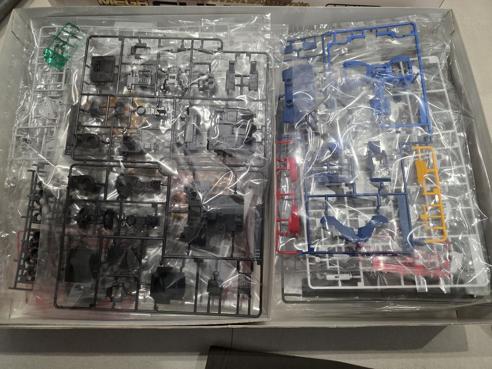 메가사이즈 퍼스트 건담 한정판 2종 판매합니다. 이미지