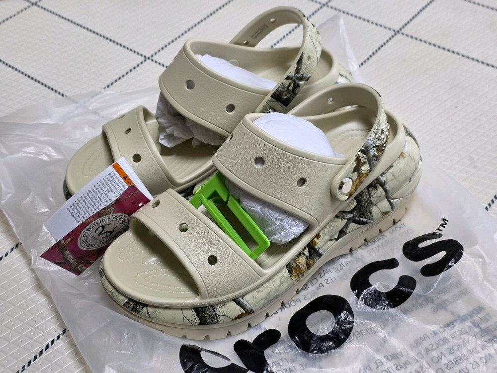 크록스 클래식 메가 크러쉬 리얼트리 샌들 270 이미지
