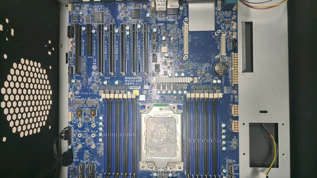 AMD EPYC 7302 16코어 32쓰레드 CPU 쿨러 MZ32-AR0 1250W 이미지