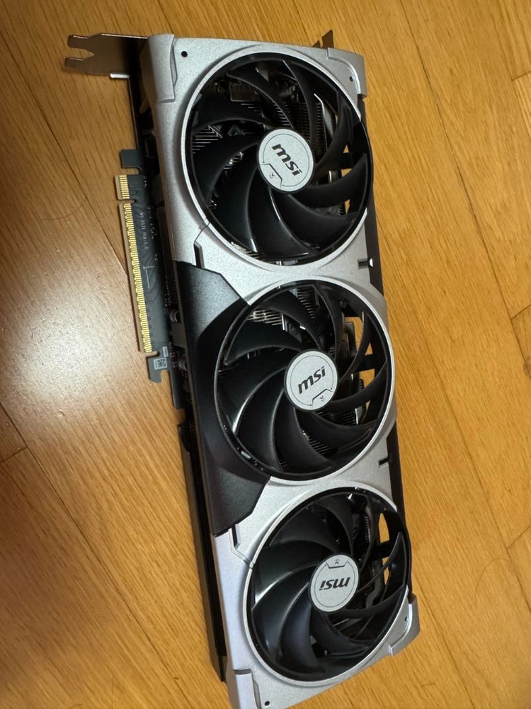 RTX 5070 Ti 그래픽카드 이미지