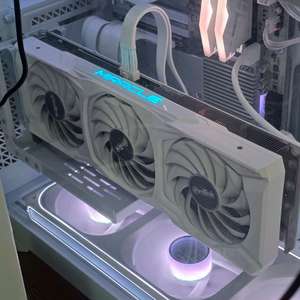 지포스 RTX 4070 SUPER 그래픽카드 화이트 이미지