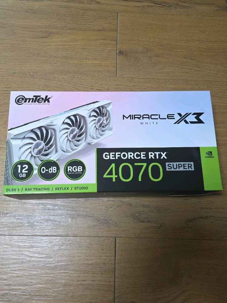 지포스 RTX 4070 SUPER 그래픽카드 화이트 이미지