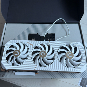 조텍 RTX 5080 SOLID OC 화이트 16GB 이미지