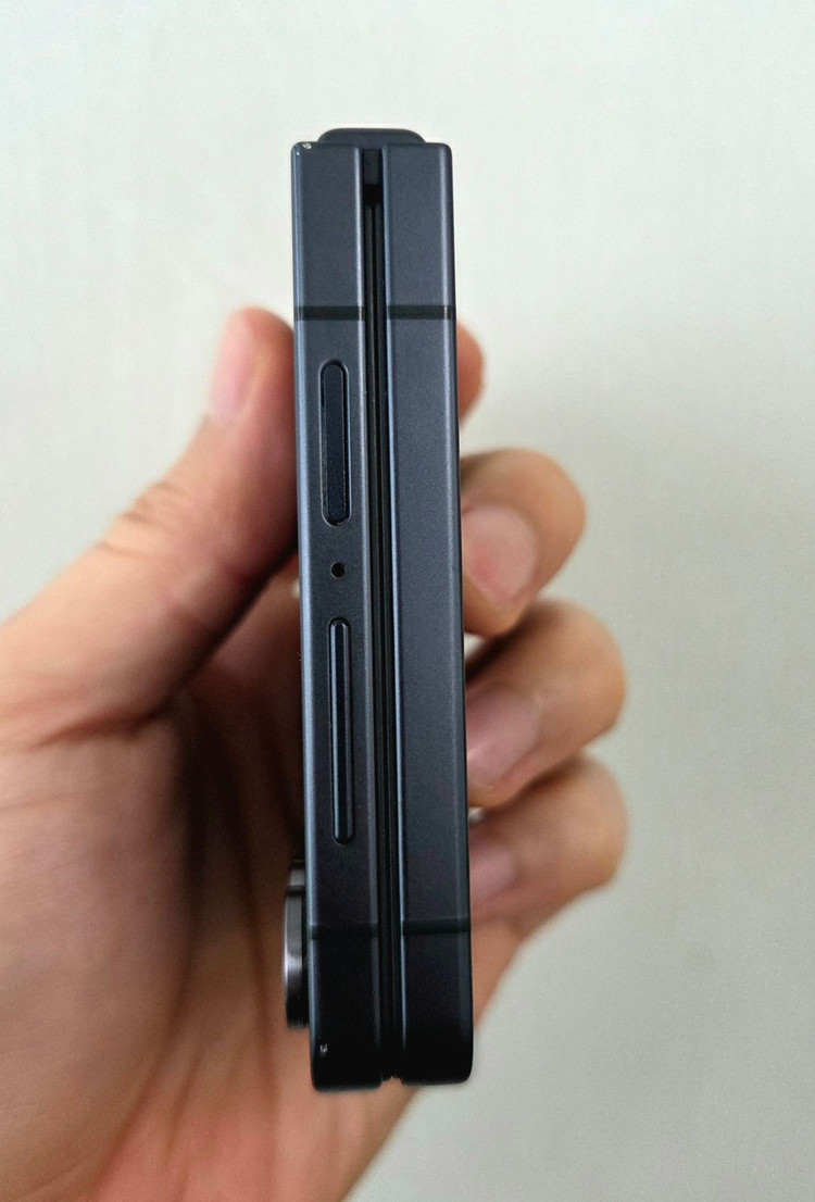 갤럭시 Z플립7_256G 블랙 자급제 판매 힙니다. [67만] 이미지