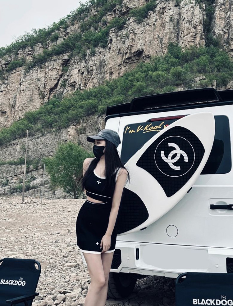 벤츠 지바겐 G바겐 랜드로버 디펜더 포드 브롱코 풀 카본 서핑 보드 이미지