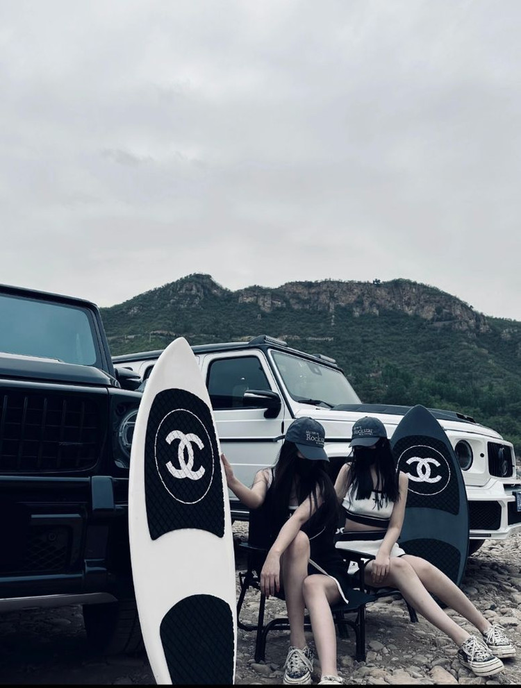 벤츠 지바겐 G바겐 랜드로버 디펜더 포드 브롱코 풀 카본 서핑 보드 이미지