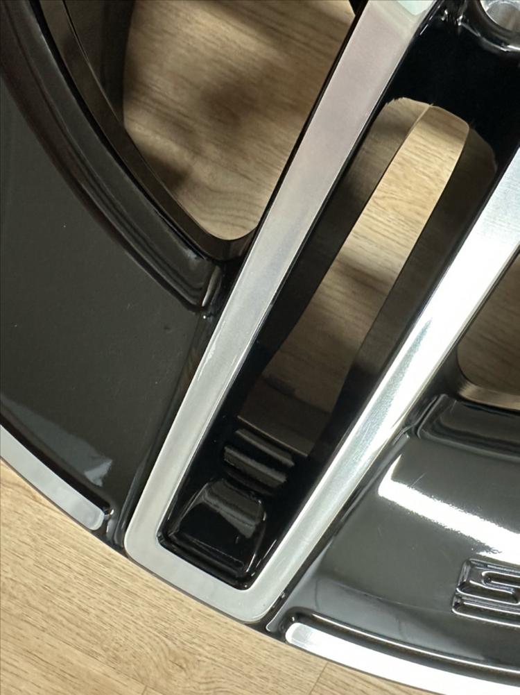 고급 세단 순정 알로이휠 이미지