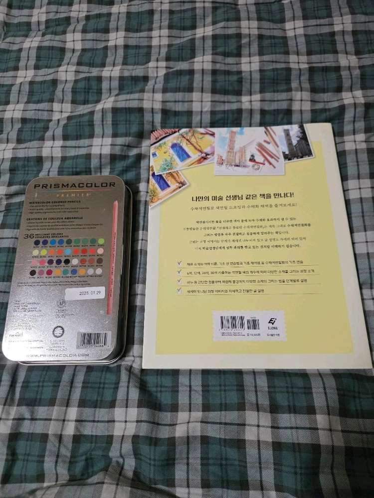 프리즈마 수채 색연필 36색. 수채화책 이미지