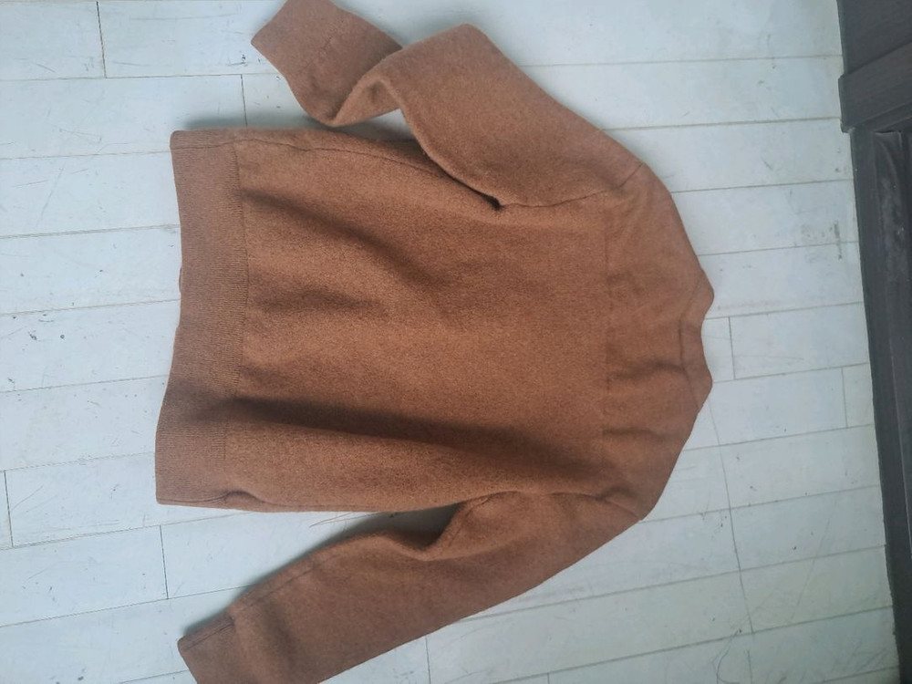 라코스테의 브라운 색상 울 가디건이에요 이미지