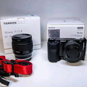 소니 ZV-E10 카메라와 탐론 35mm F2.8 렌즈 세트