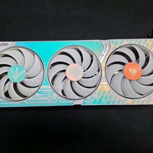 컬러풀 iGame 지포스 RTX 4070 Ti Ultra OC D6X 12GB White 이미지