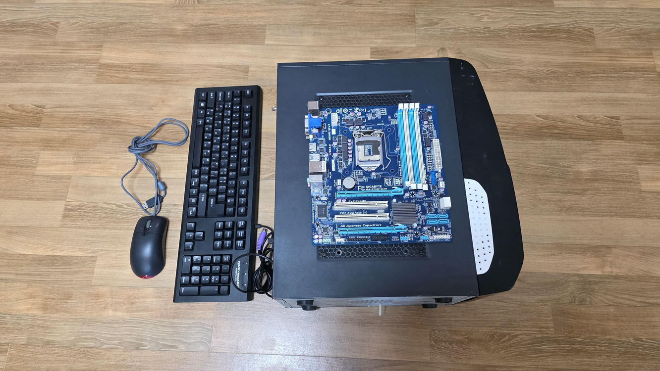 인텔 i5 2500 cpu, 써모랩 바람 쿨러, 슈퍼플라워 350와트 골드 파워, ddr3 4기가, 500기가 하드 이미지