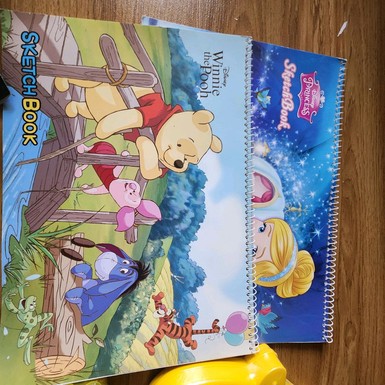 미술용품(스케치북, 크레파스, 아크릴마커) 이미지