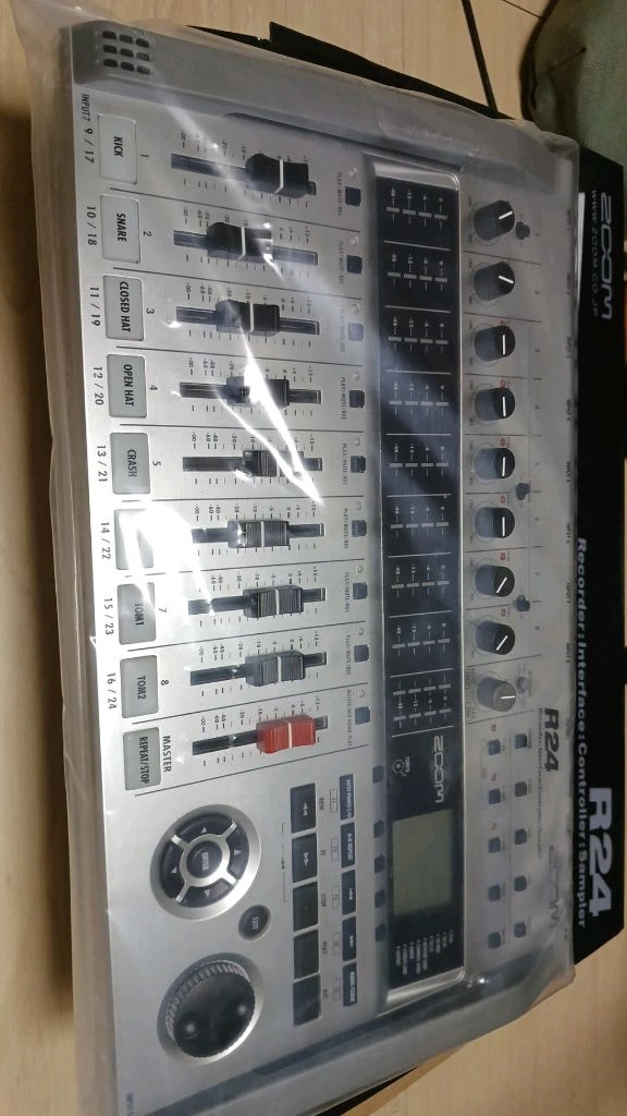 Zoom R24멀티 트랙 레코더 이미지