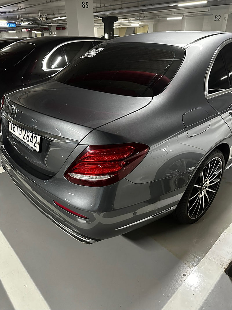 [팝니다] 19년 E300 익스클루시브 / 105.000km / 2500만원 / 서울 / 회색 / 브라운시트 이미지