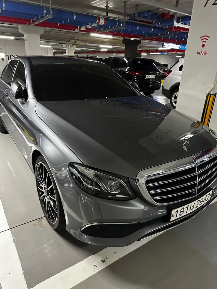 [팝니다] 19년 E300 익스클루시브 / 105.000km / 2500만원 / 서울 / 회색 / 브라운시트 이미지