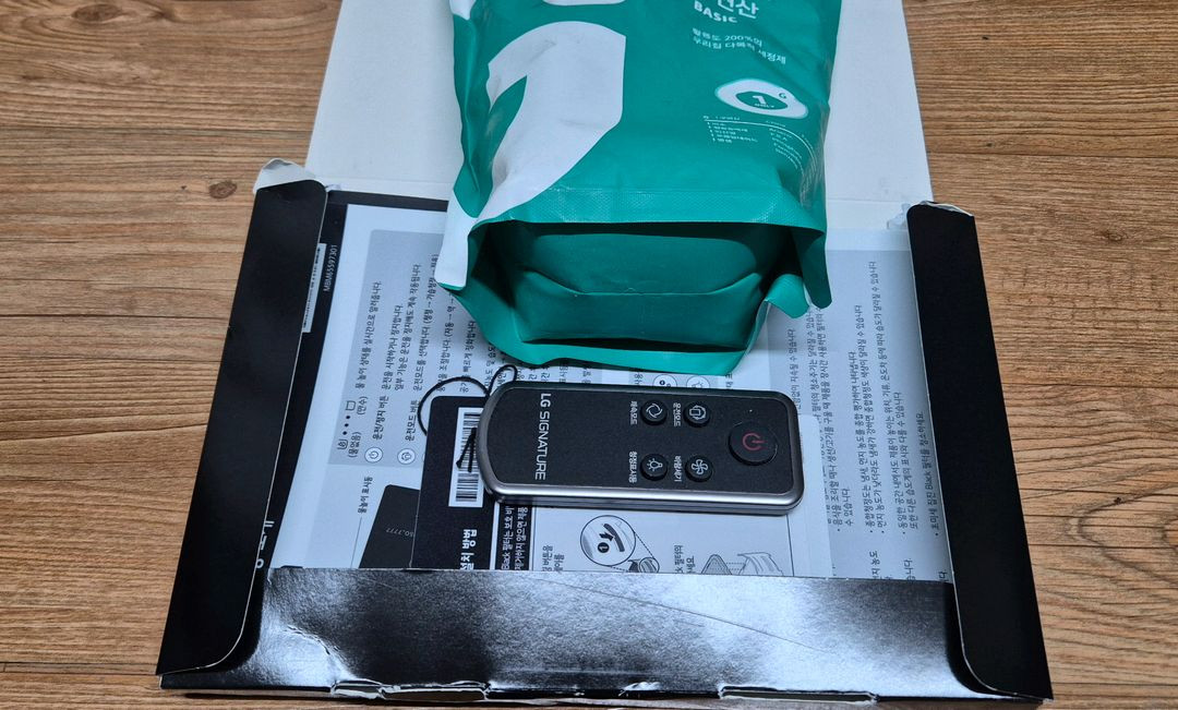 LG 시그니처 가습 공기청정기 리모컨 및 관리제 이미지