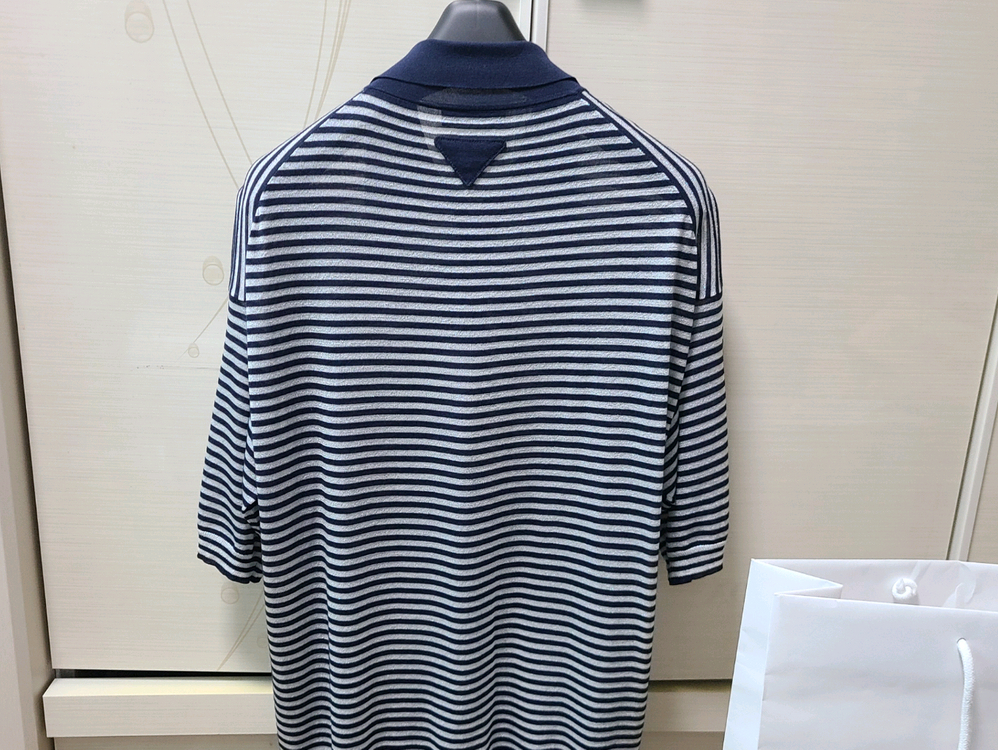 프라다 오버핏 카라 반팔티 맨투맨자켓패딩루이비통프라다디올셀린느톰브라운몽클레어스톤아일랜드에르메스준지 이미지
