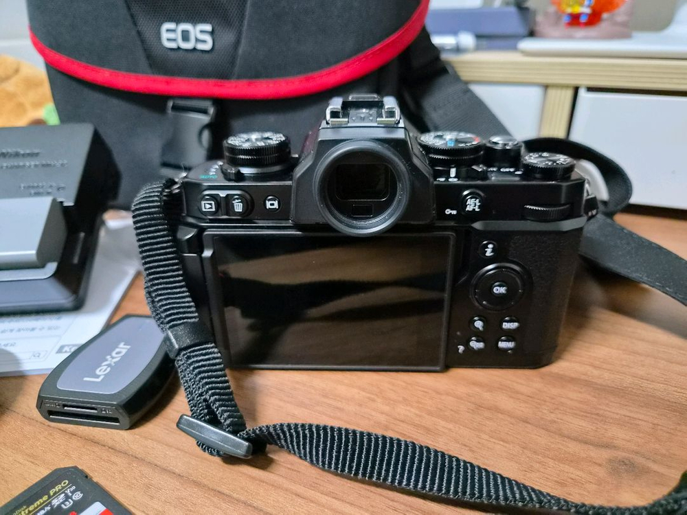 니콘 Zfc 블랙 28mm 2.8 Kit 판매합니다. 이미지