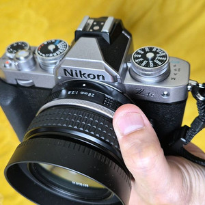 니콘 zfc 실버 28mm kit 이미지