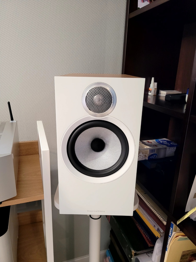 b&w 606 s3 white 이미지
