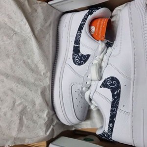 새제품 나이키 (225) 245새거 맞교환가능Nike Air Force 1 07 Essential Paisley 이미지