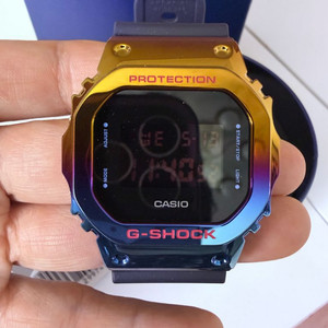 카시오 지샥 GM-5600SN-1DR 레인보우 메탈 시계 이미지