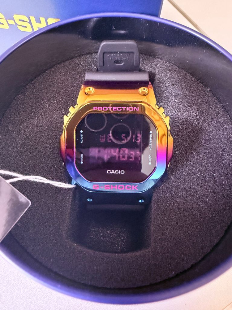 카시오 지샥 GM-5600SN-1DR 레인보우 메탈 시계 이미지
