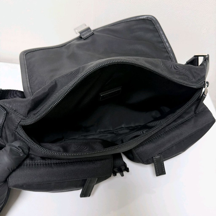 프라다 삼곡로고 나일론 숄더백 이미지