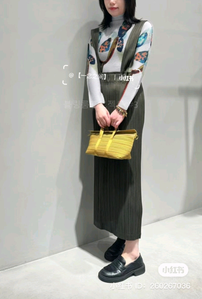 플리츠플리즈 시커 멜빵스커트 카키 이미지