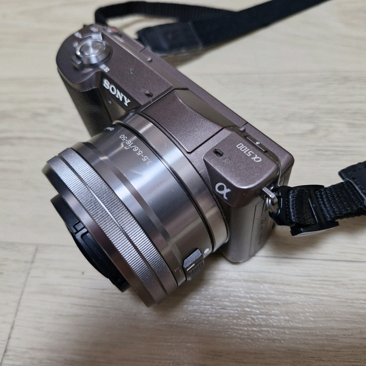 소니 A5100 미러리스 카메라 (실버) 이미지