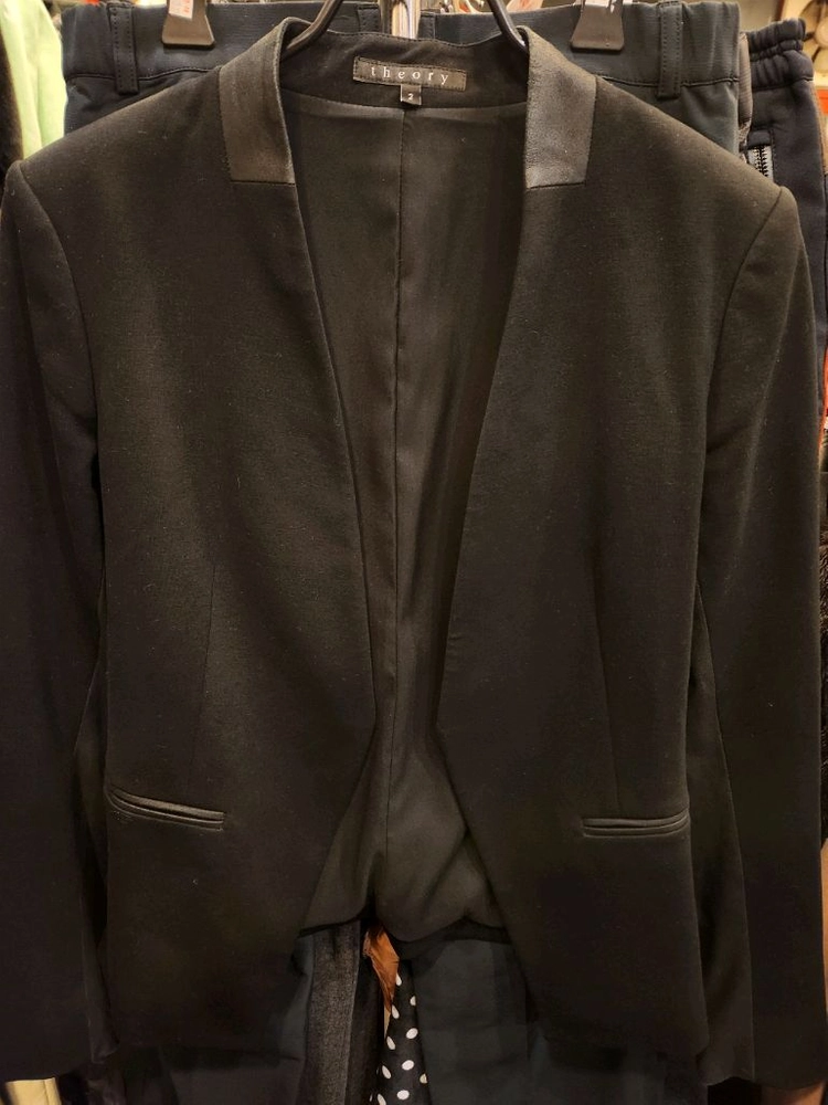 띠어리 블랙 자켓 이미지