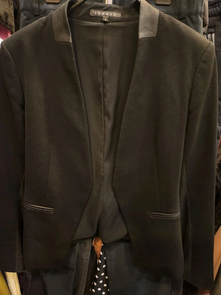 띠어리 블랙 자켓 이미지