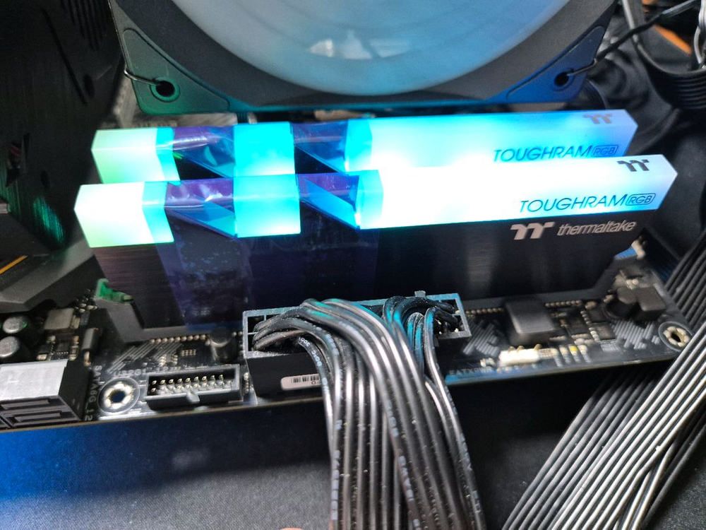 써멀테이크 DDR4 16GB 3600 CL18 TOUGHRAM RGB 블랙 (16GB(8Gx2)) 이미지