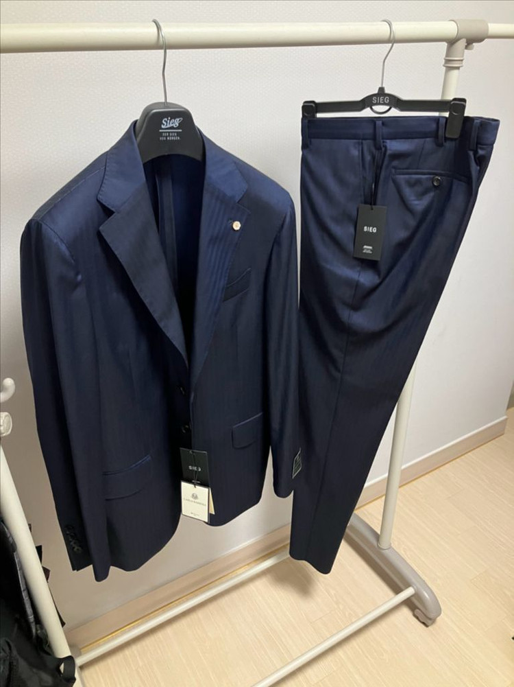 지이크 수트) kiton 키톤 까를로 바베라 원단 이미지