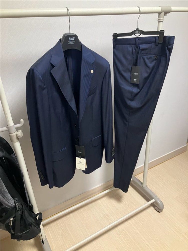 지이크 수트) kiton 키톤 까를로 바베라 원단 이미지